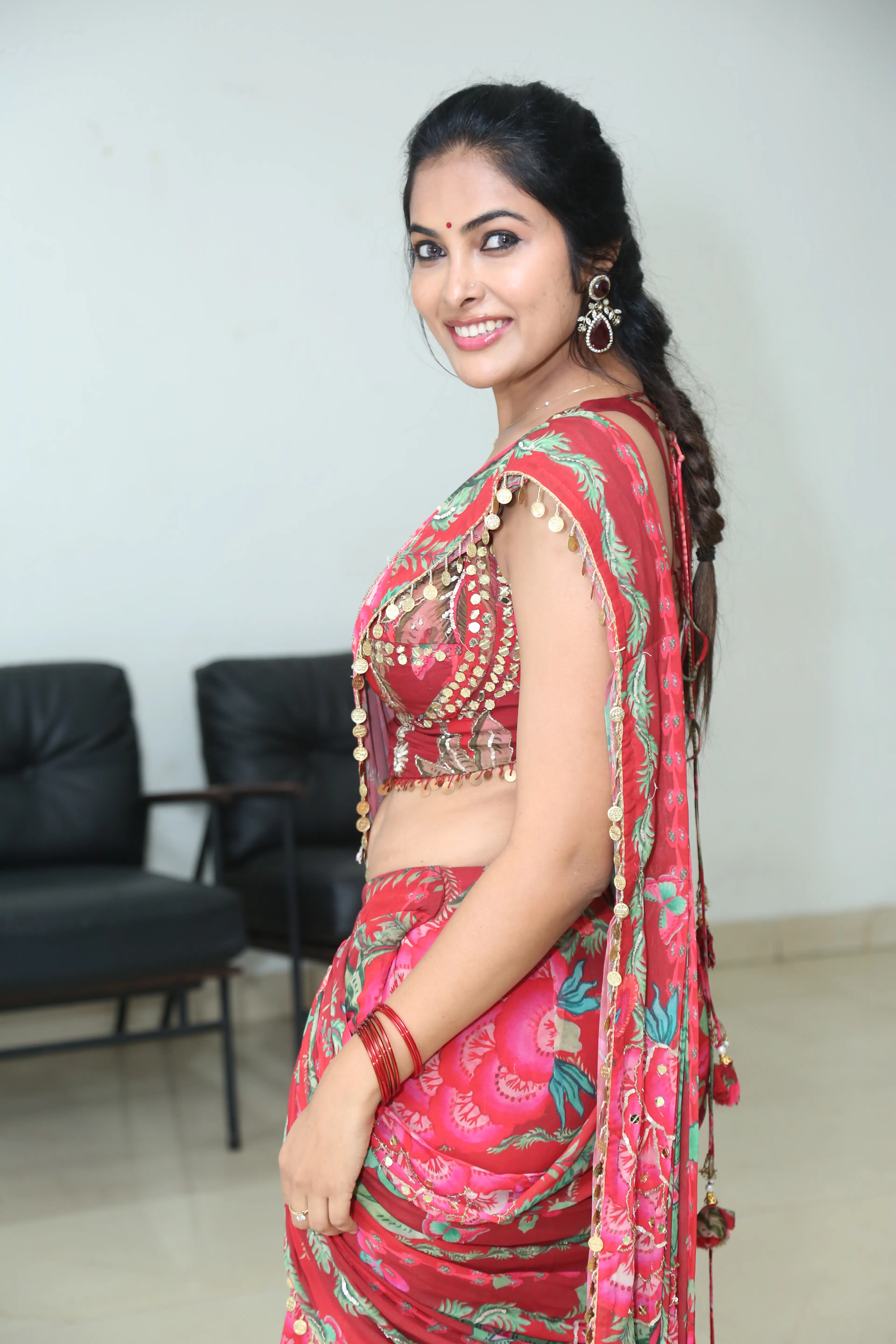 Divi Vadthya latest photos in saree (1)