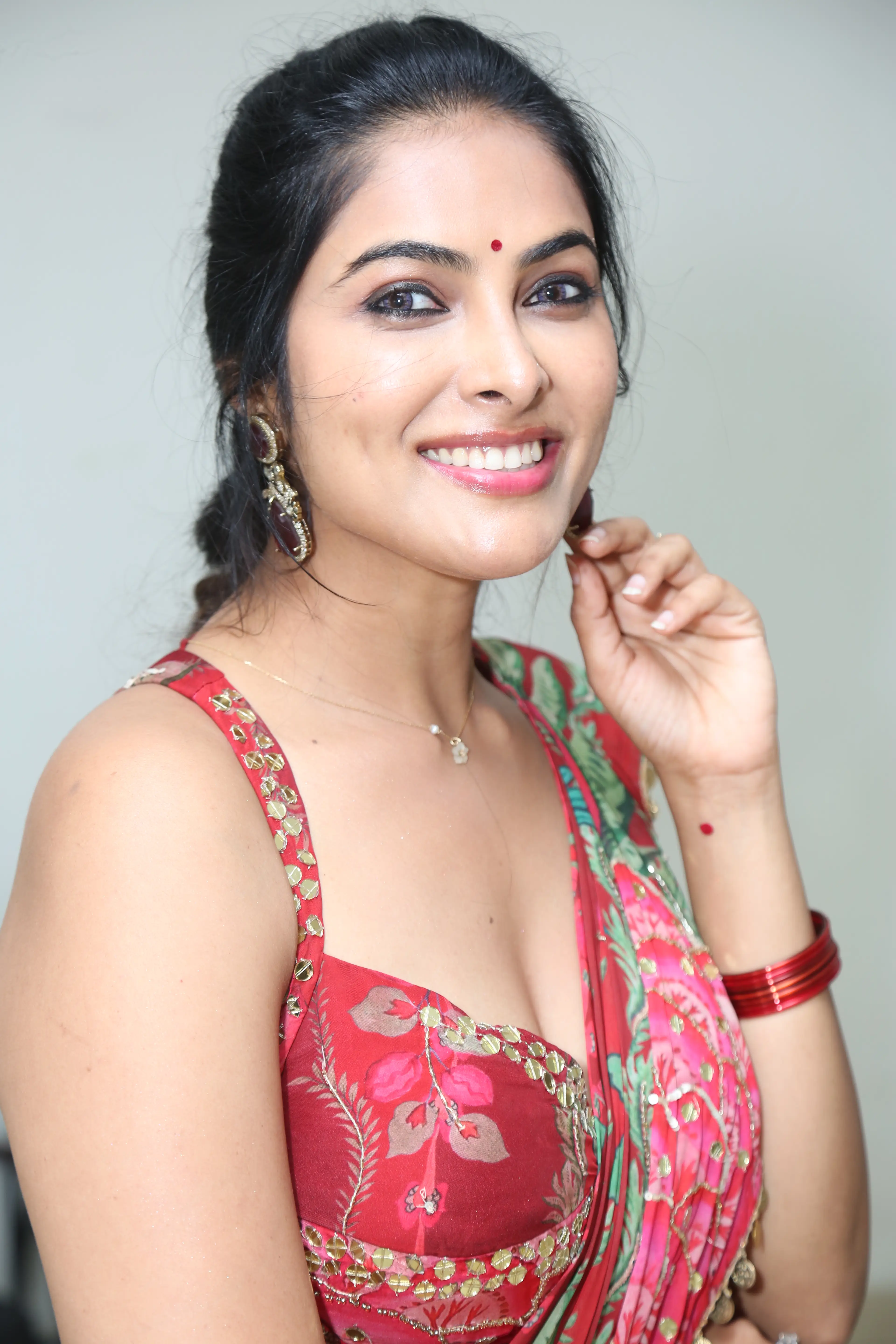 Divi Vadthya latest photos in saree (1)