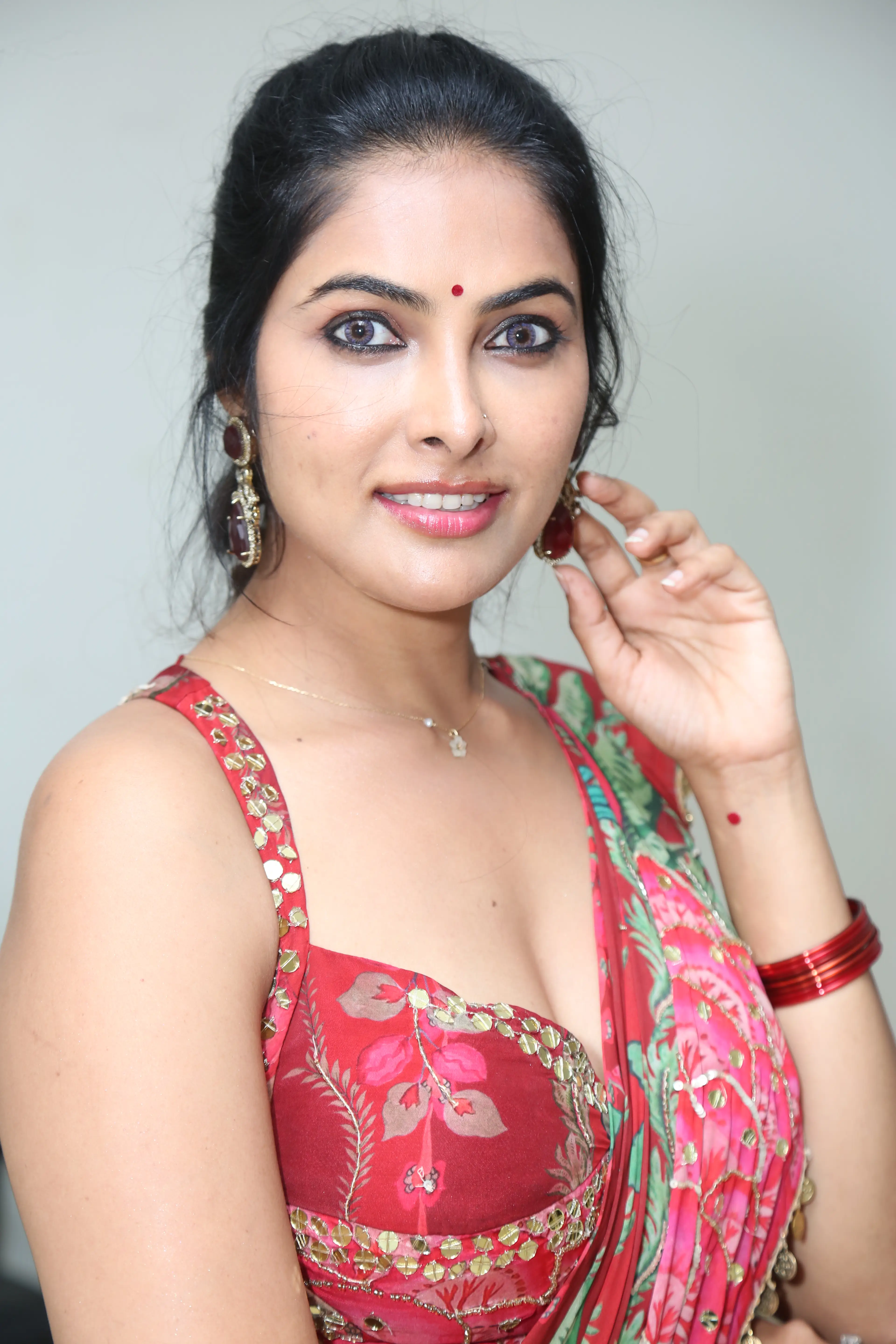 Divi Vadthya latest photos in saree (1)