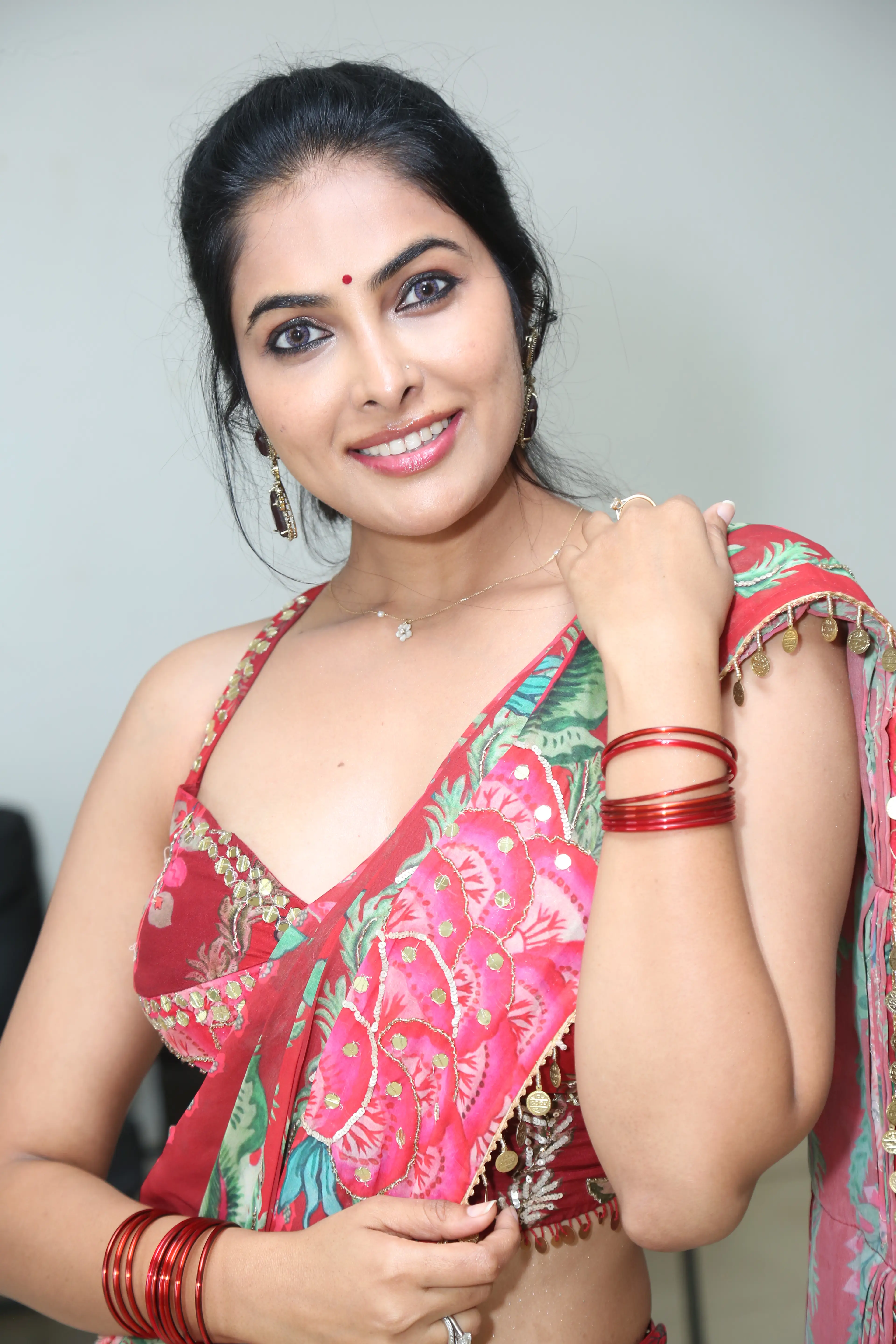 Divi Vadthya latest photos in saree (1)