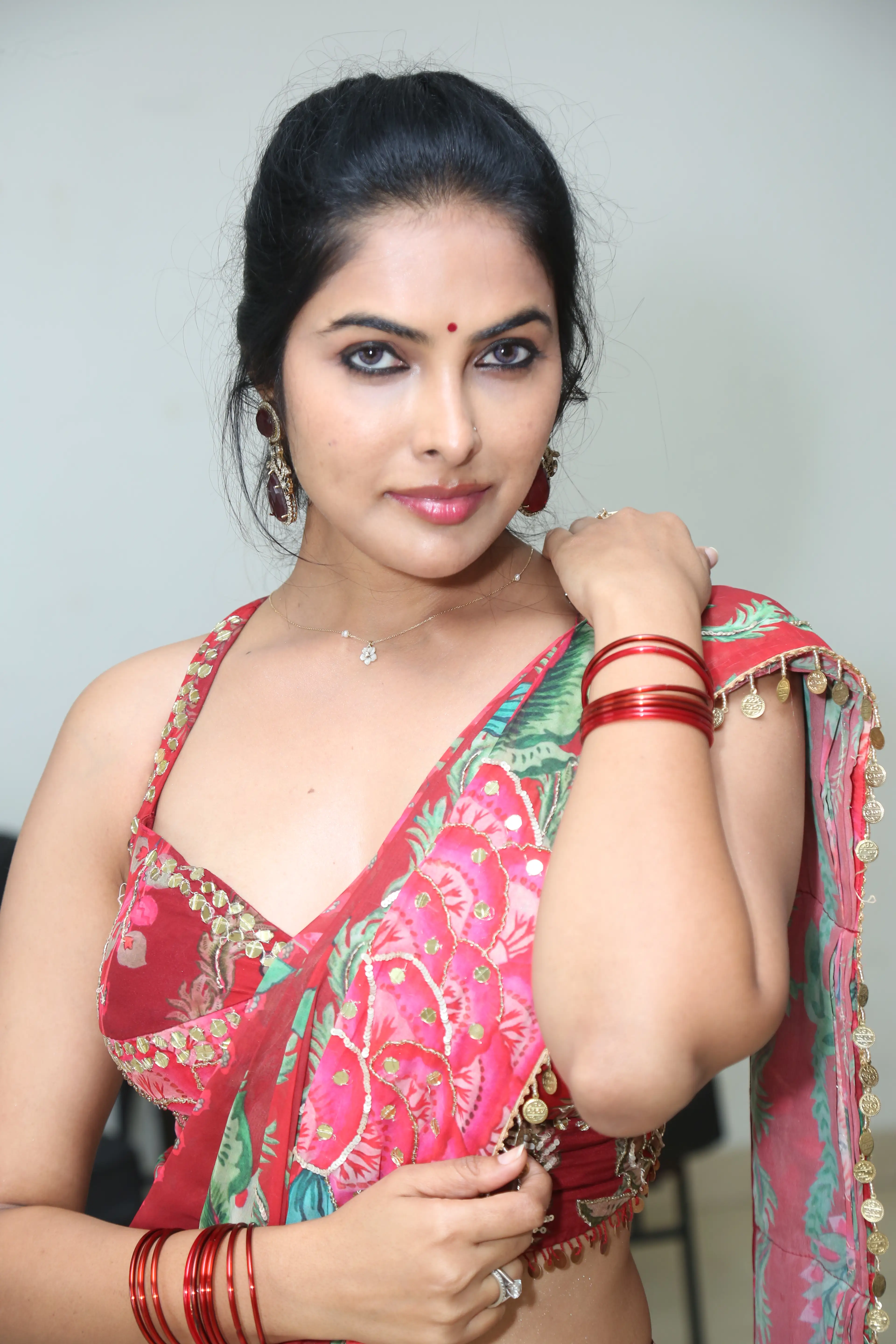 Divi Vadthya latest photos in saree (1)