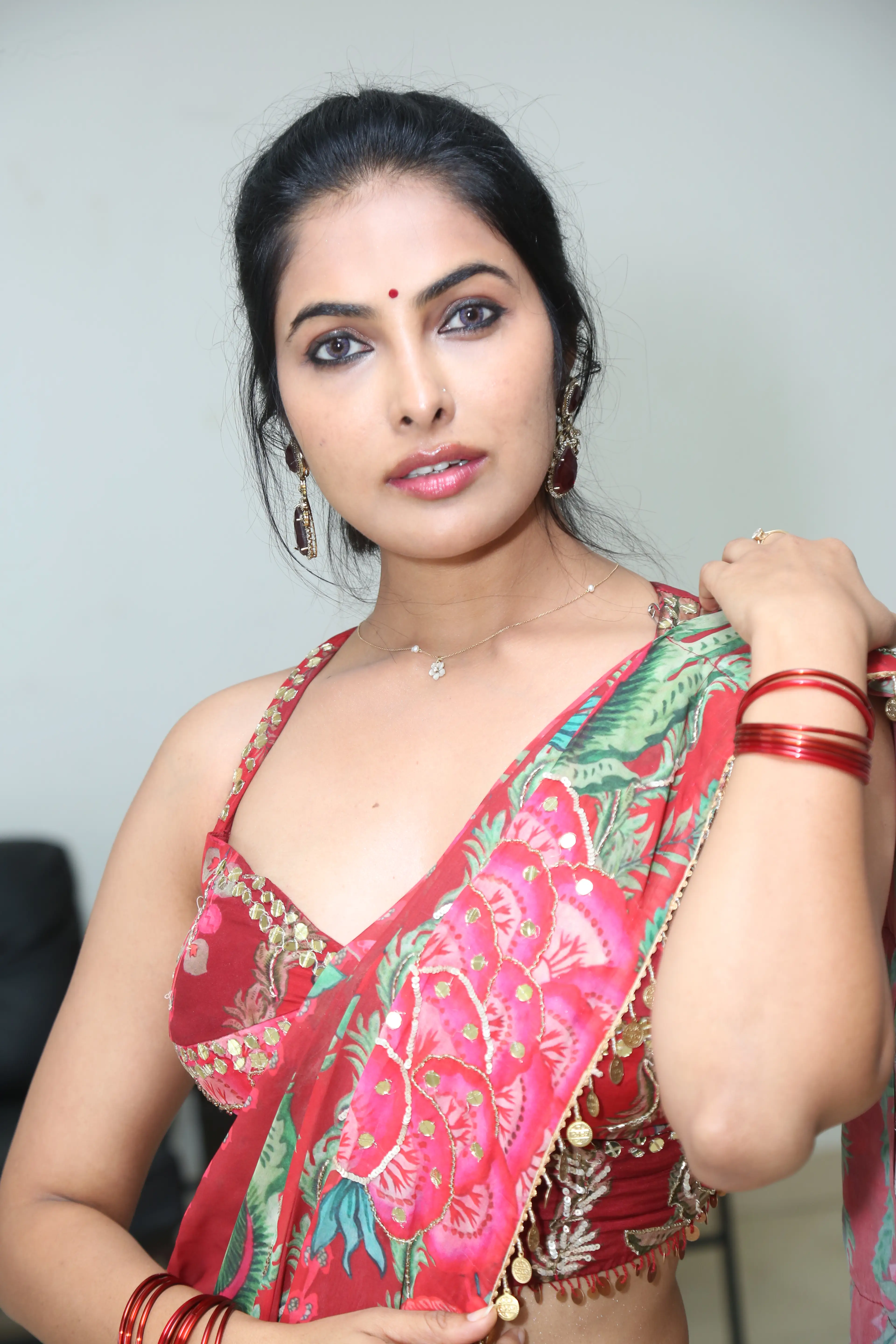 Divi Vadthya latest photos in saree (1)