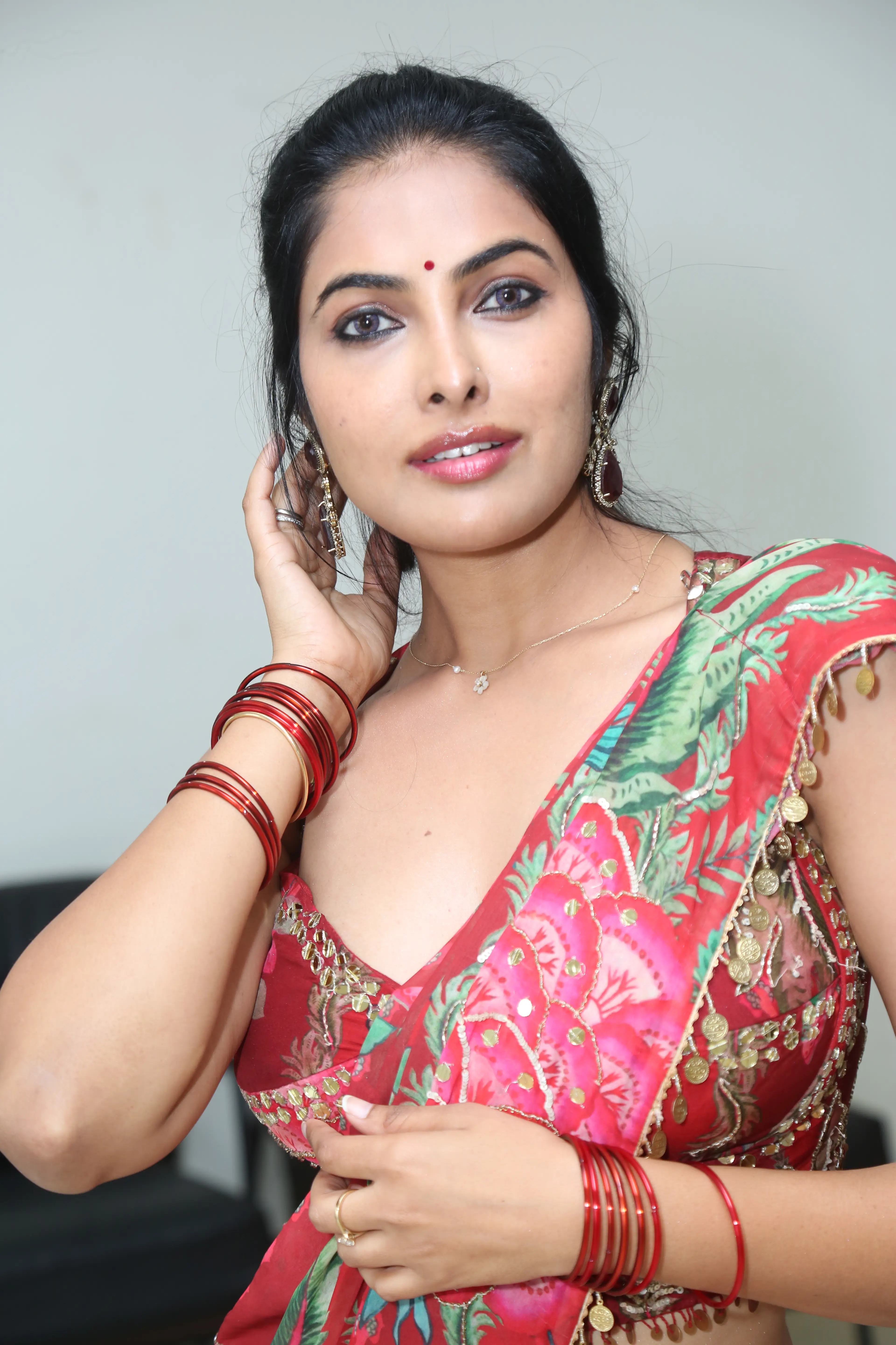 Divi Vadthya latest photos in saree (1)