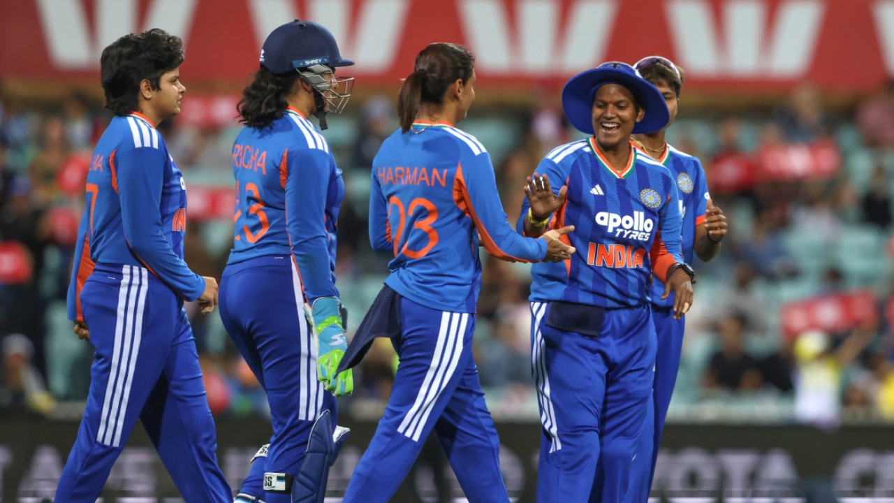 IND W vs AUS W : విజృంభించిన బౌల‌ర్లు.. కుప్ప‌కూలిన ఆస్ట్రేలియా.. భార‌త్ ముందు స్వ‌ల్ప ల‌క్ష్యం