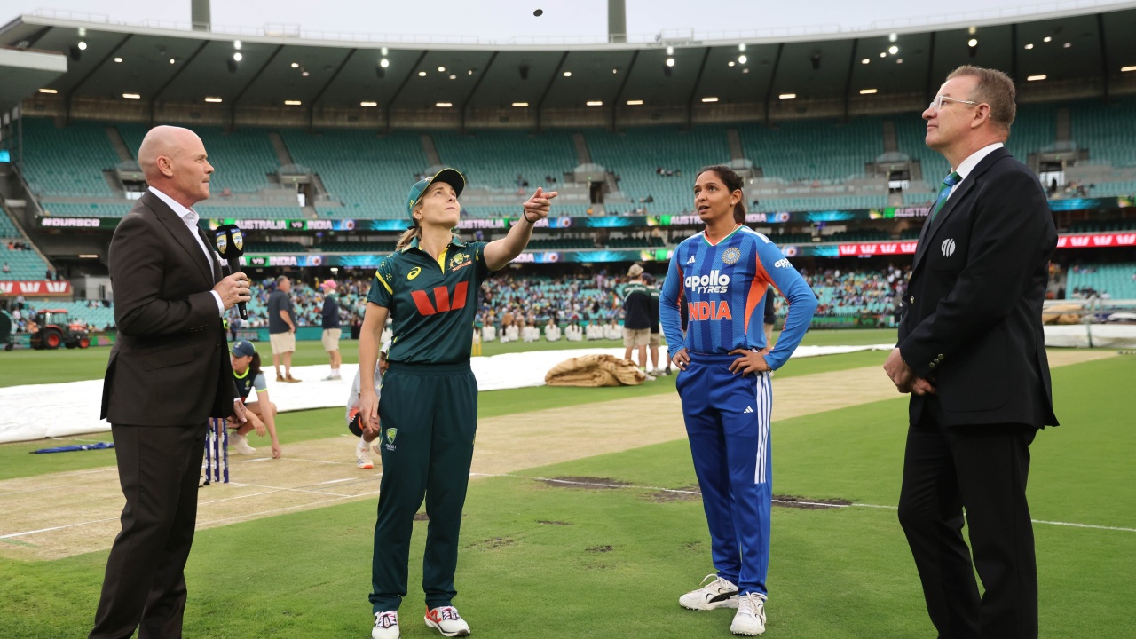 IND W vs AUS W : టాస్ గెలిచిన భార‌త్.. ఆస్ట్రేలియా ఫ‌స్ట్ బ్యాటింగ్‌.. తుది జ‌ట్టులో మంధాన, ష‌ఫాలీతో పాటు ఎవ‌రెవ‌రు ఉన్నారంటే?