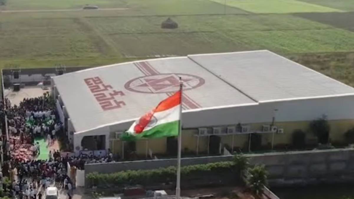 Janasena Office : జనసేన ఆఫీసుపై దాడి.. రాడ్డు తీసుకొని వచ్చి కార్లు ధ్వంసం.. పోలీసుల ఎంట్రీతో..