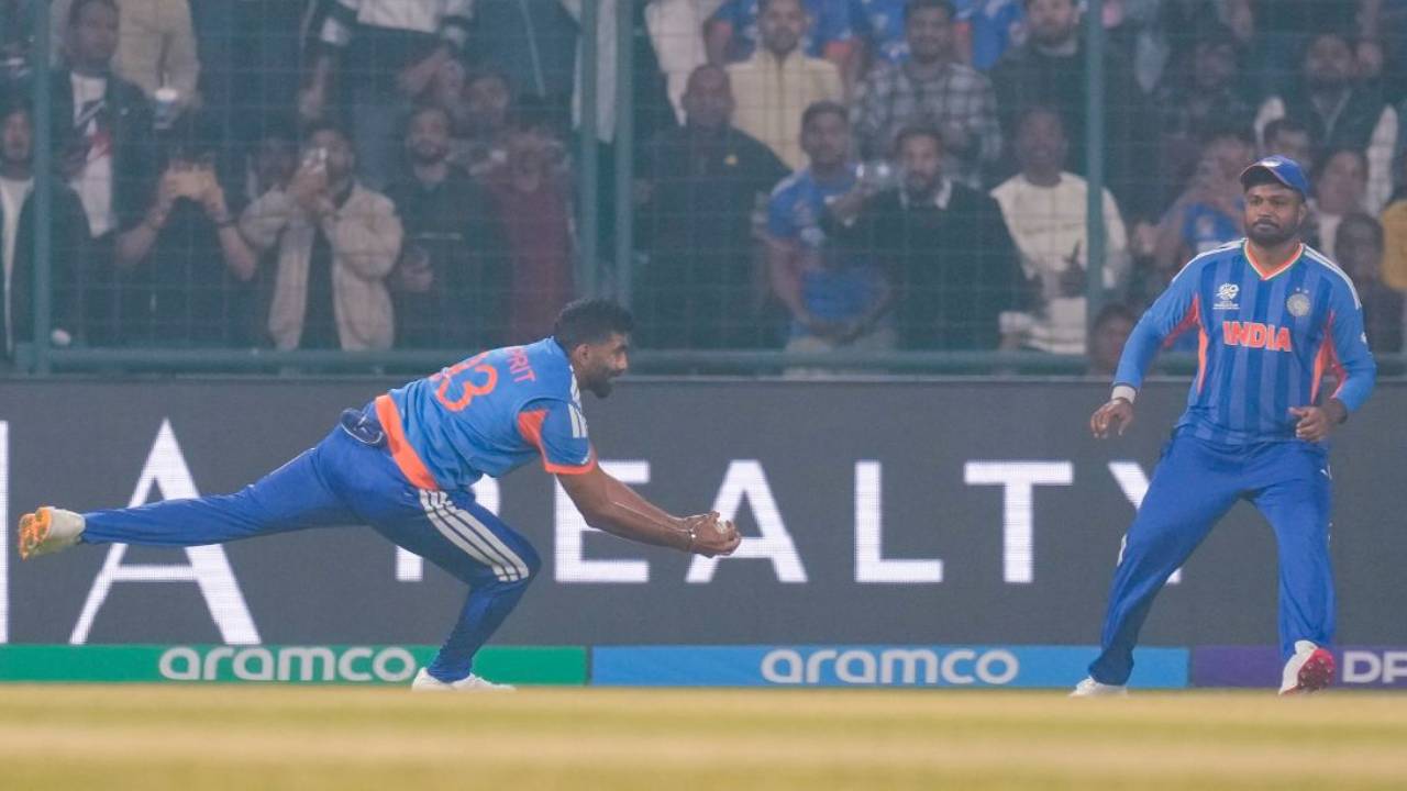 Jasprit Bumrah : వావ్.. రన్నింగ్ చేస్తూ కళ్లు చెదిరే క్యాచ్ పట్టిన జస్ర్పీత్ బుమ్రా.. వీడియో వైరల్..