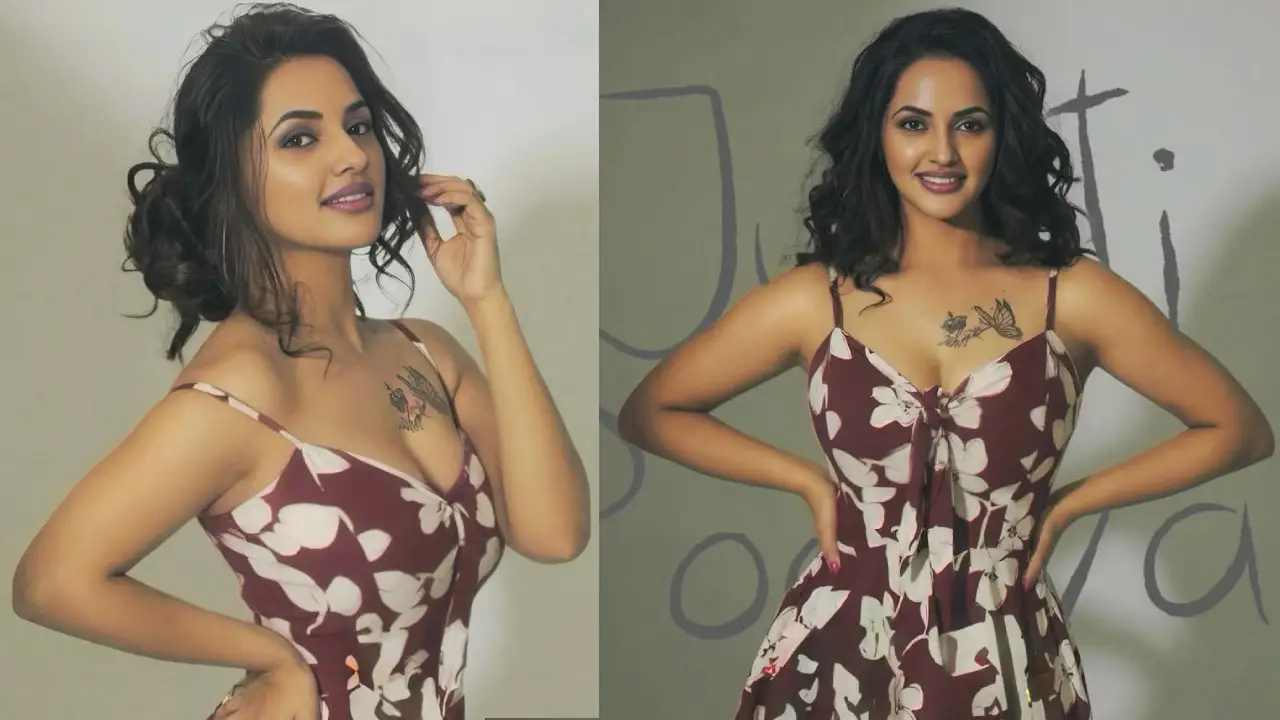 Jyothi Poorvaj glamour show photos in short skirt. (1)