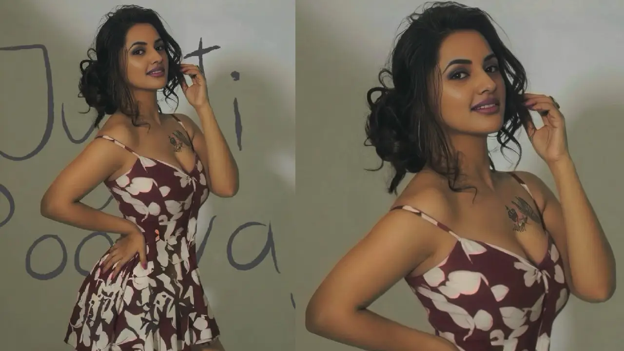 Jyothi Poorvaj glamour show photos in short skirt. (1)