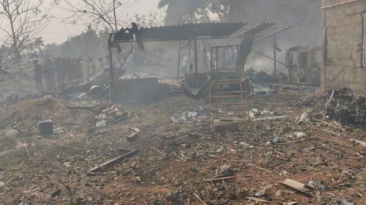 Kakinada Explosion: కాకినాడ జిల్లాలో భారీ పేలుడు.. 23 మంది మృతి.. పంట పొలాల్లో ఎగిరిపడ్డ మృతదేహాలు