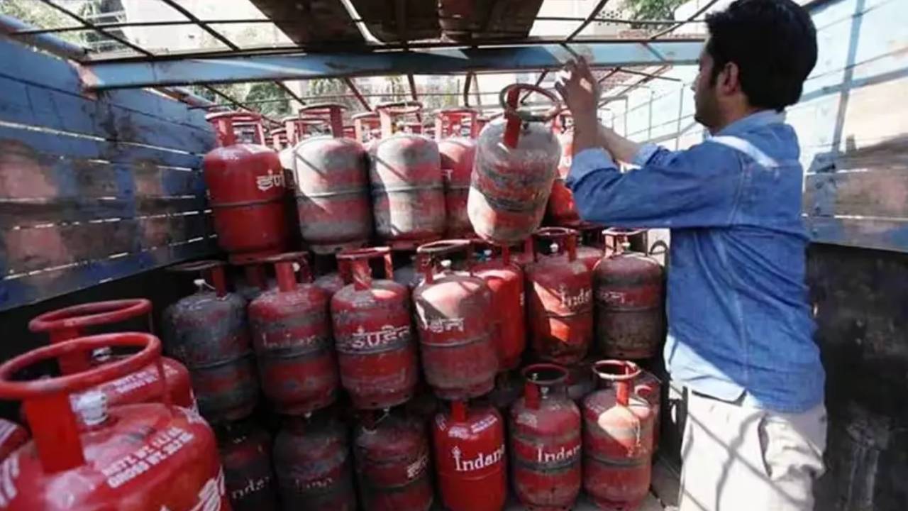 LPG Price : బడ్జెట్ వేళ.. సామాన్యులకు బిగ్ షాకిచ్చిన గ్యాస్ సిలీండర్ ధరలు.. ఎంత పెరిగాయంటే..?