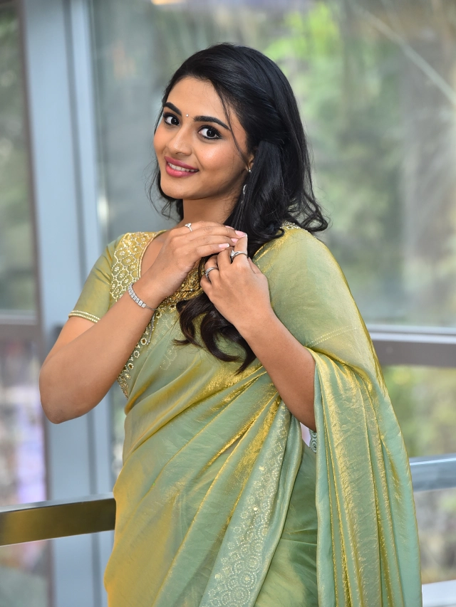 Nayan Sarika Cute Poses in Vishnu Vinyasam Pre Release Event