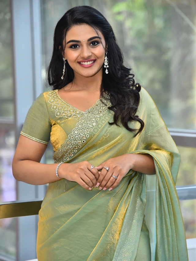 Nayan Sarika Cute Poses in Vishnu Vinyasam Pre Release Event