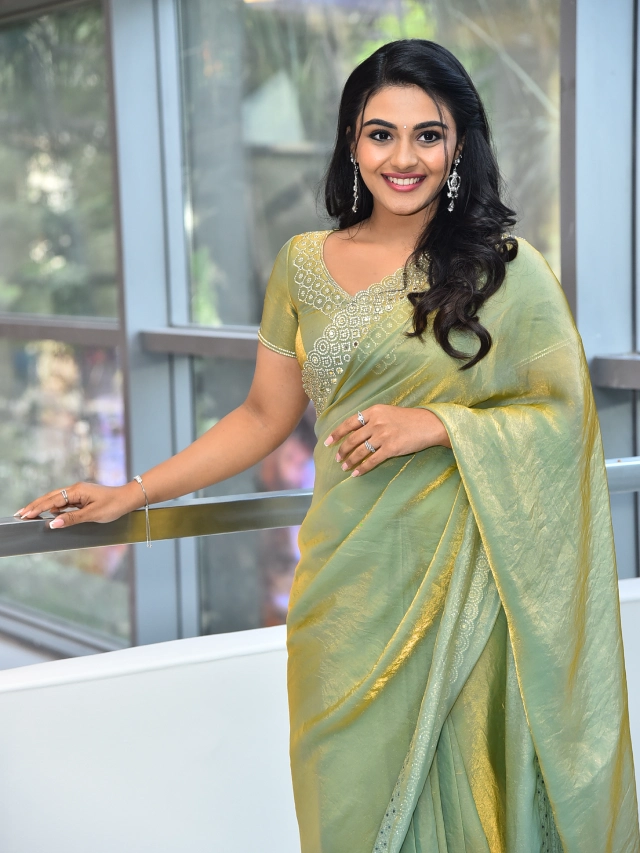 Nayan Sarika Cute Poses in Vishnu Vinyasam Pre Release Event