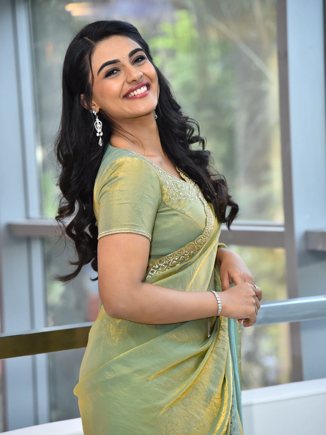 Nayan Sarika Cute Poses in Vishnu Vinyasam Pre Release Event