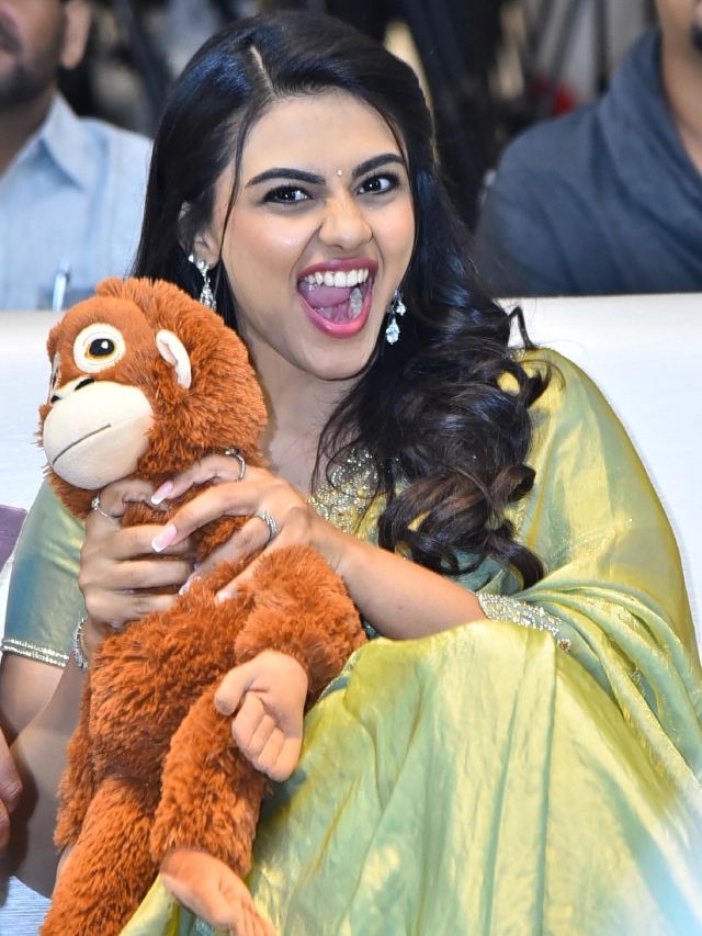 Nayan Sarika Cute Poses in Vishnu Vinyasam Pre Release Event