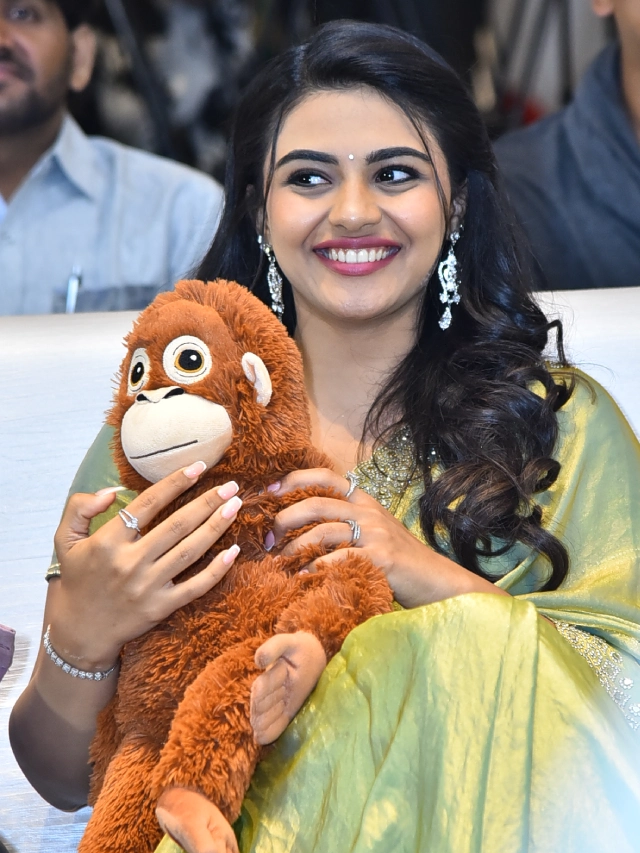 Nayan Sarika Cute Poses in Vishnu Vinyasam Pre Release Event