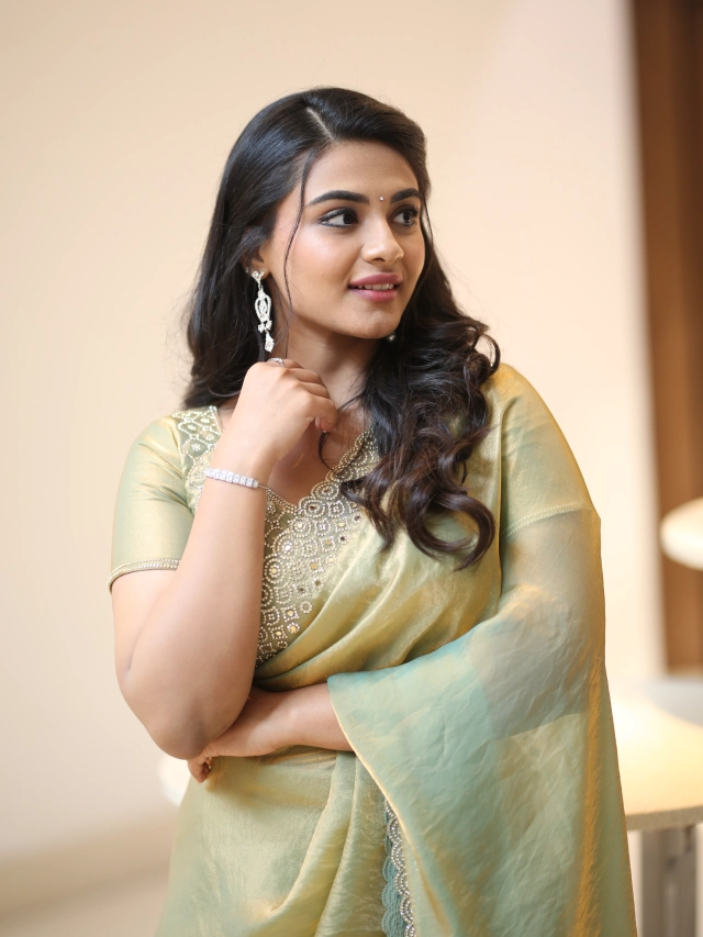 Nayan Sarika Cute Poses in Vishnu Vinyasam Pre Release Event