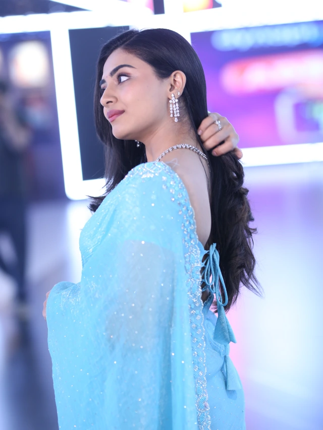 Nayan Sarika Cute Photos in Vishnu Vinyasam Teaser Launch Event