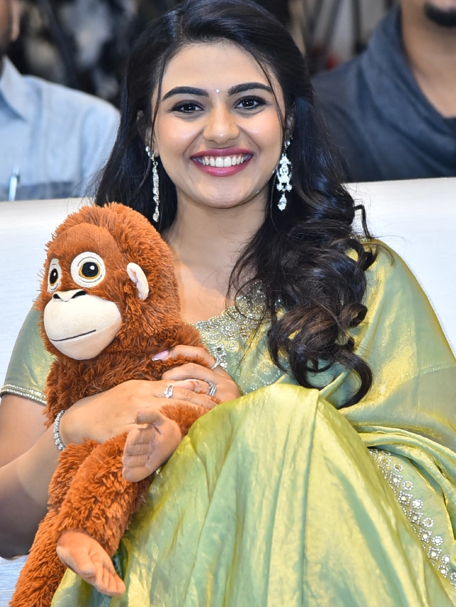 Nayan Sarika Cute Poses in Vishnu Vinyasam Pre Release Event