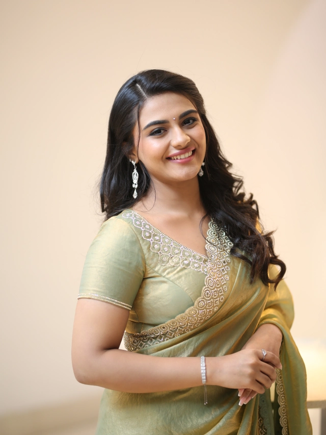 Nayan Sarika Cute Poses in Vishnu Vinyasam Pre Release Event