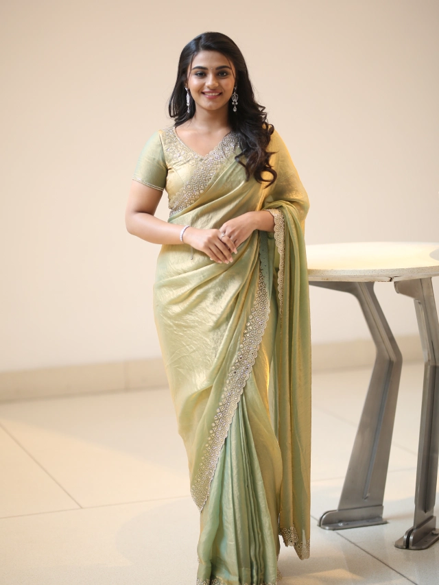 Nayan Sarika Cute Poses in Vishnu Vinyasam Pre Release Event