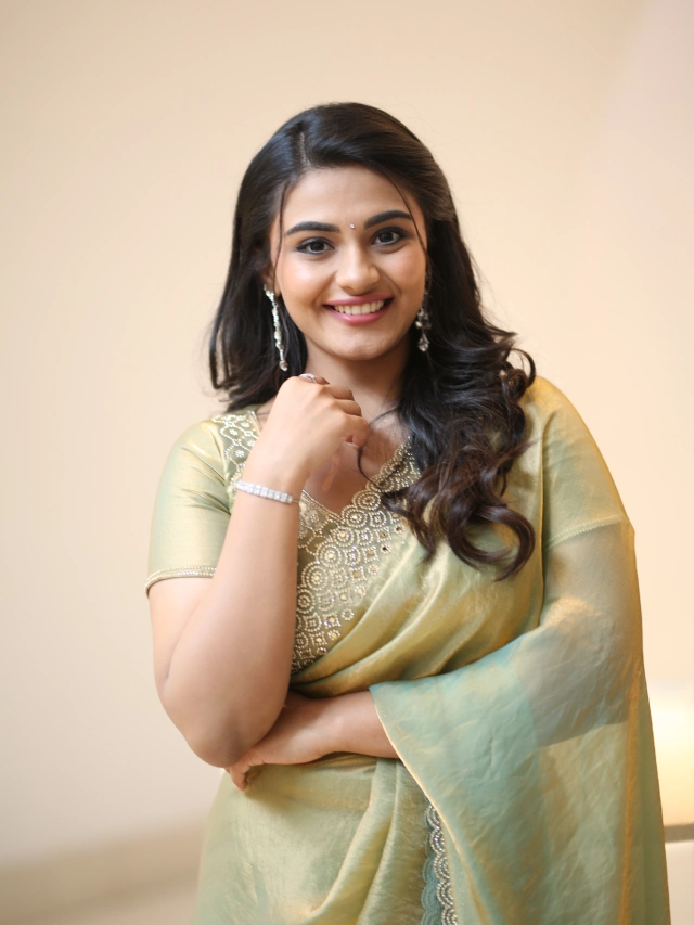 Nayan Sarika Cute Poses in Vishnu Vinyasam Pre Release Event