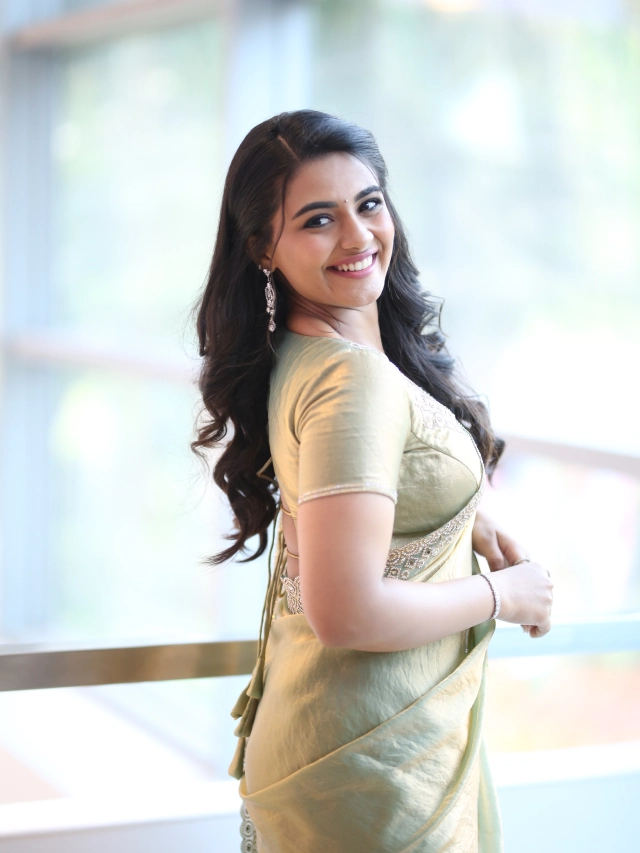 Nayan Sarika Cute Poses in Vishnu Vinyasam Pre Release Event