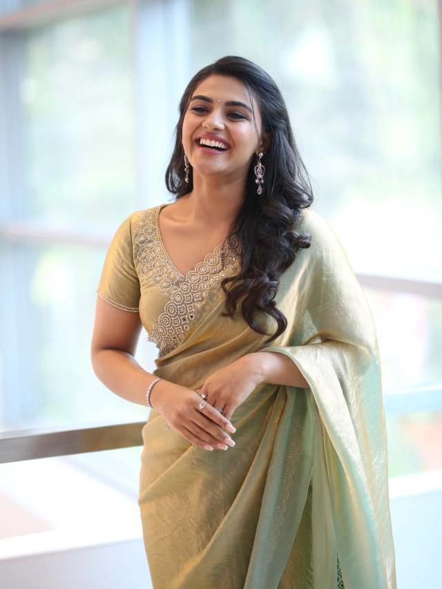 Nayan Sarika Cute Poses in Vishnu Vinyasam Pre Release Event