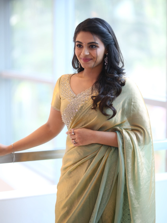 Nayan Sarika Cute Poses in Vishnu Vinyasam Pre Release Event