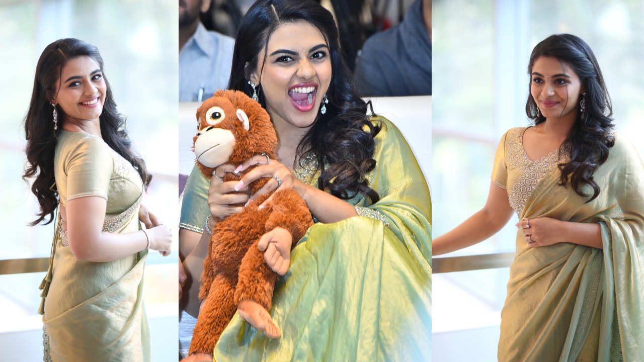 Nayan Sarika Cute Poses in Vishnu Vinyasam Pre Release Event