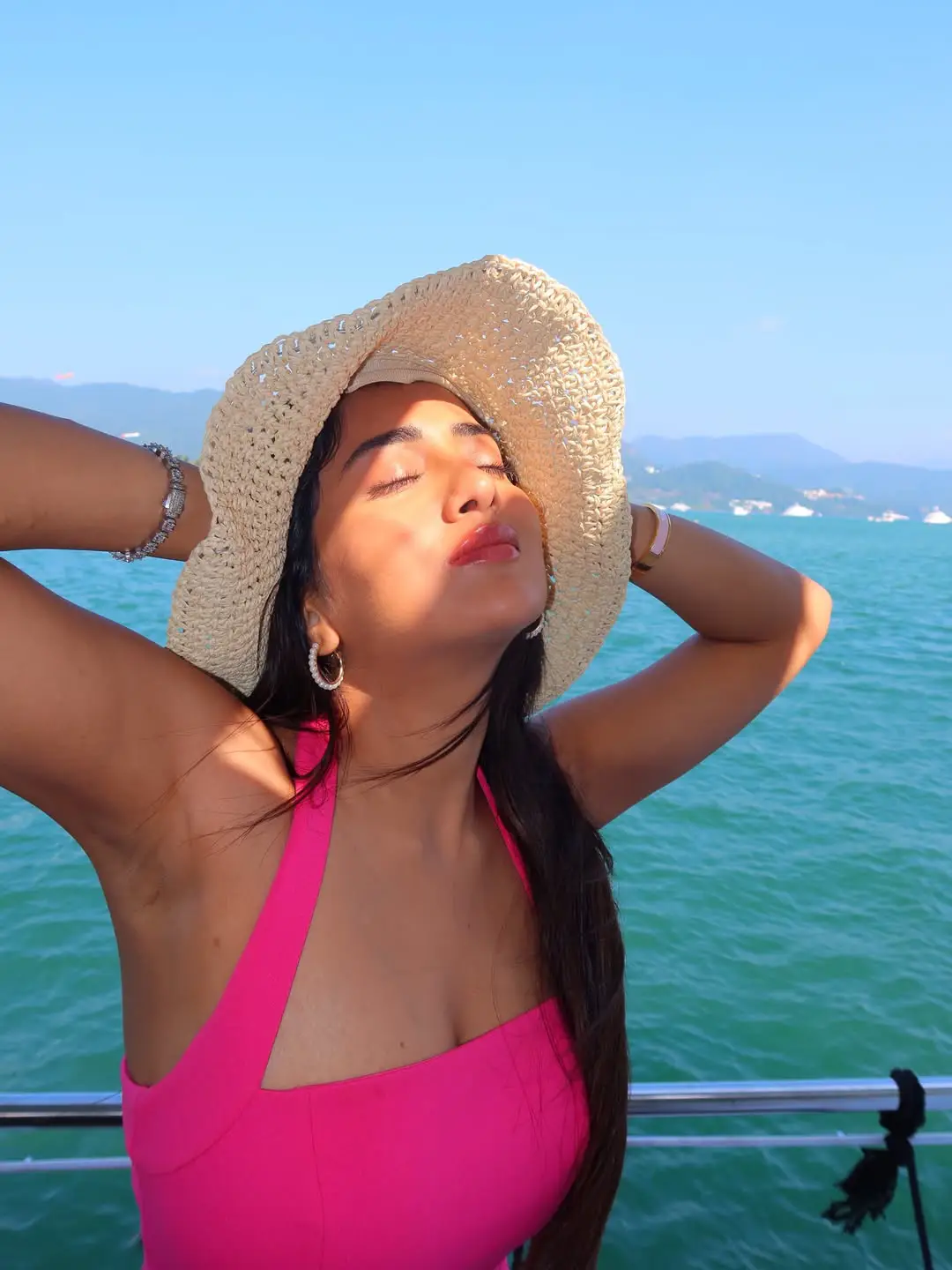 Rashi singh latest photos viral on social media