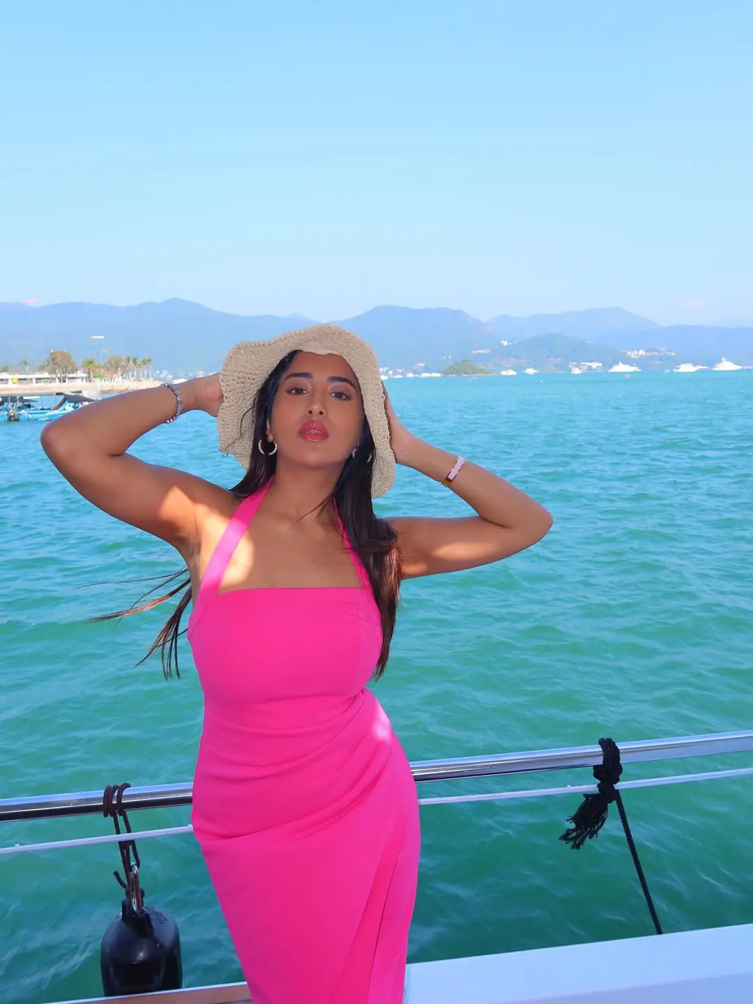 Rashi singh latest photos viral on social media