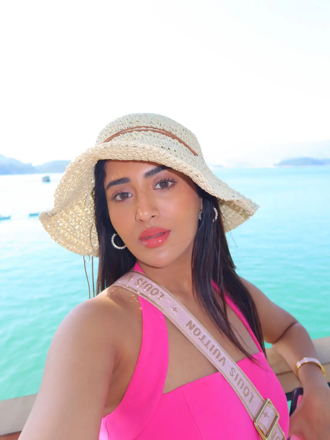 Rashi singh latest photos viral on social media