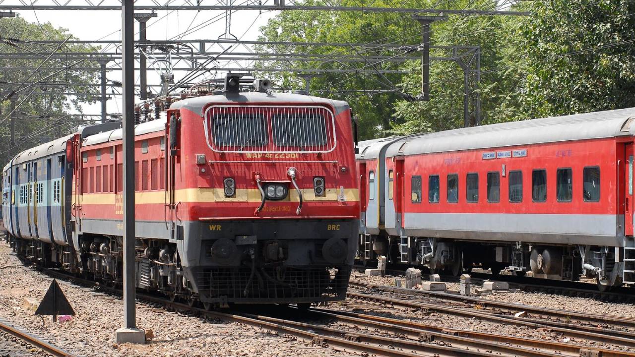 Special Trains : రైల్వే ప్రయాణికులకు గుడ్‌న్యూస్.. ఈ ప్రాంతాల్లో ప్రత్యేక రైళ్లు.. తీర్థయాత్రల కోసం కూడా.. ఫుల్ డీటెయిల్స్ ఇలా..