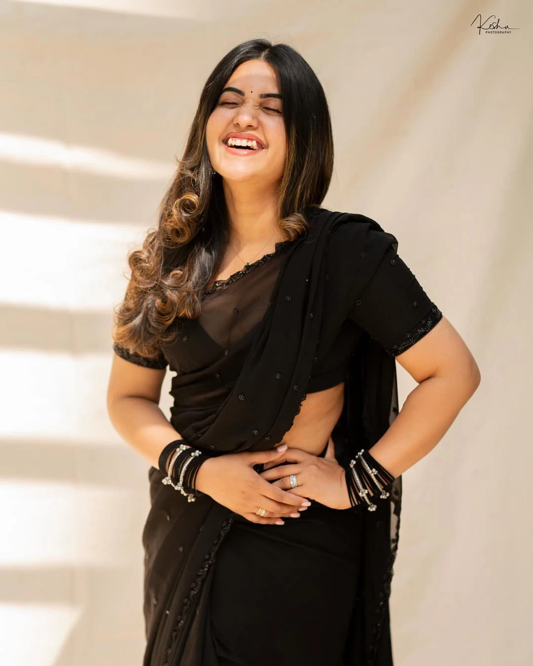 Sravanthi Chokarapu Stunning Looks in Black Saree