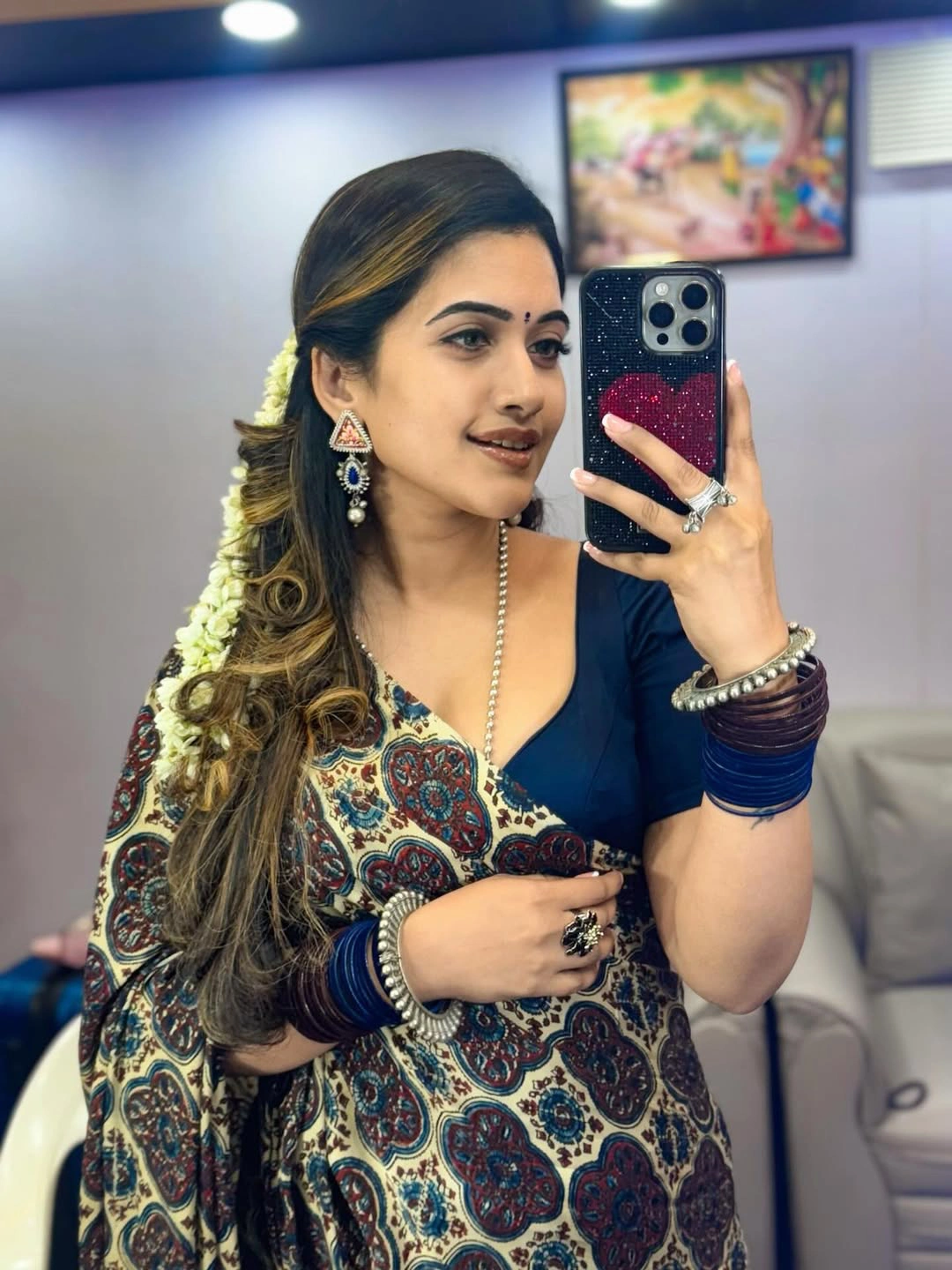 Anchor Sravanthi Chokarapu Shares Hey Balwanth Working Stills