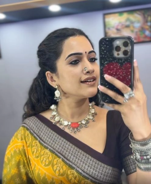 Anchor Sravanthi Chokarapu Shares Hey Balwanth Working Stills