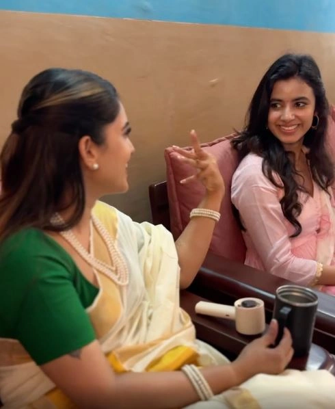 Anchor Sravanthi Chokarapu Shares Hey Balwanth Working Stills