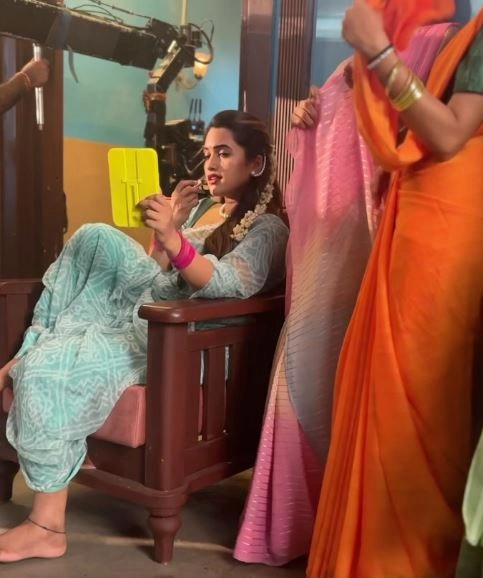 Anchor Sravanthi Chokarapu Shares Hey Balwanth Working Stills