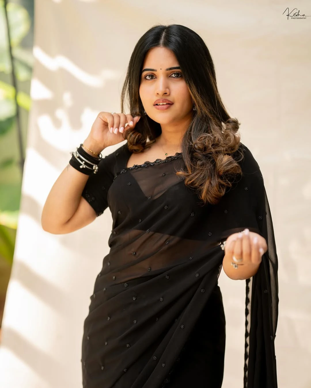 Sravanthi Chokarapu Stunning Looks in Black Saree