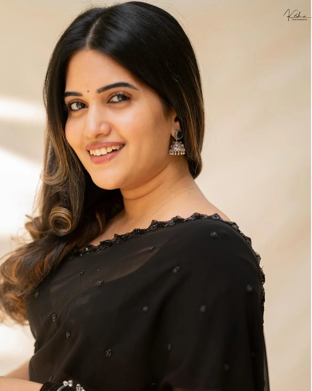 Sravanthi Chokarapu Stunning Looks in Black Saree