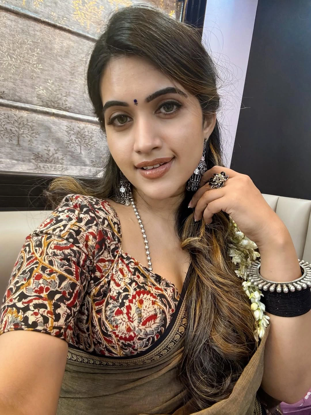 Anchor Sravanthi Chokarapu Shares Hey Balwanth Working Stills