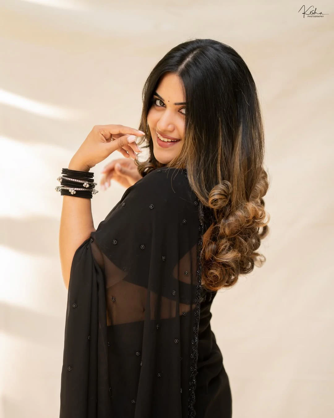 Sravanthi Chokarapu Stunning Looks in Black Saree