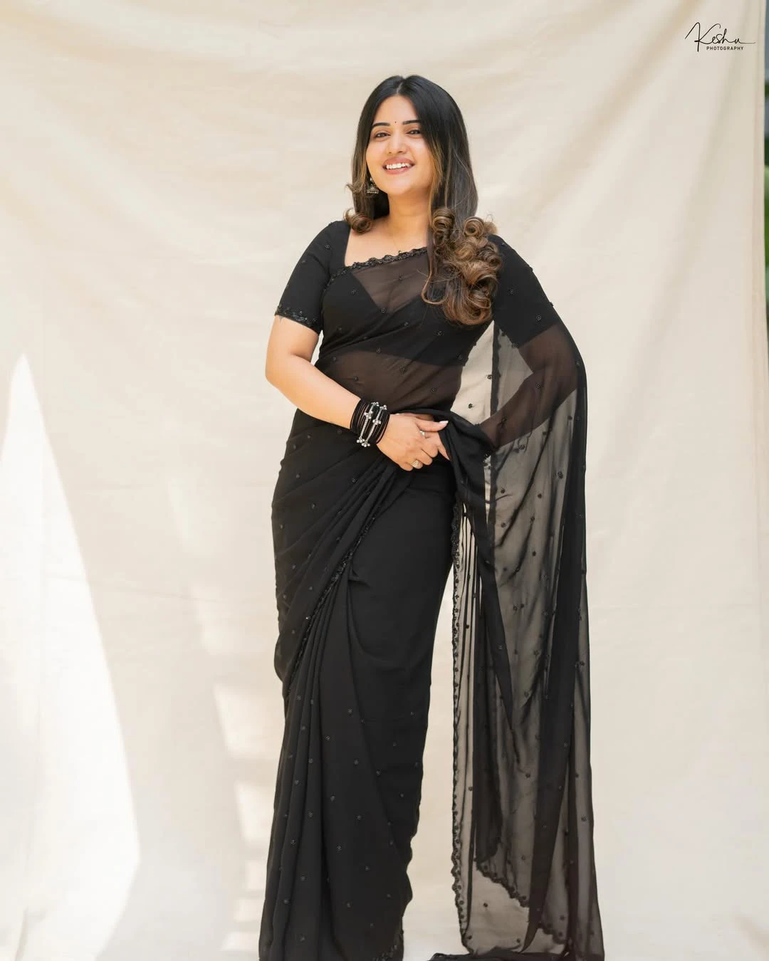 Sravanthi Chokarapu Stunning Looks in Black Saree