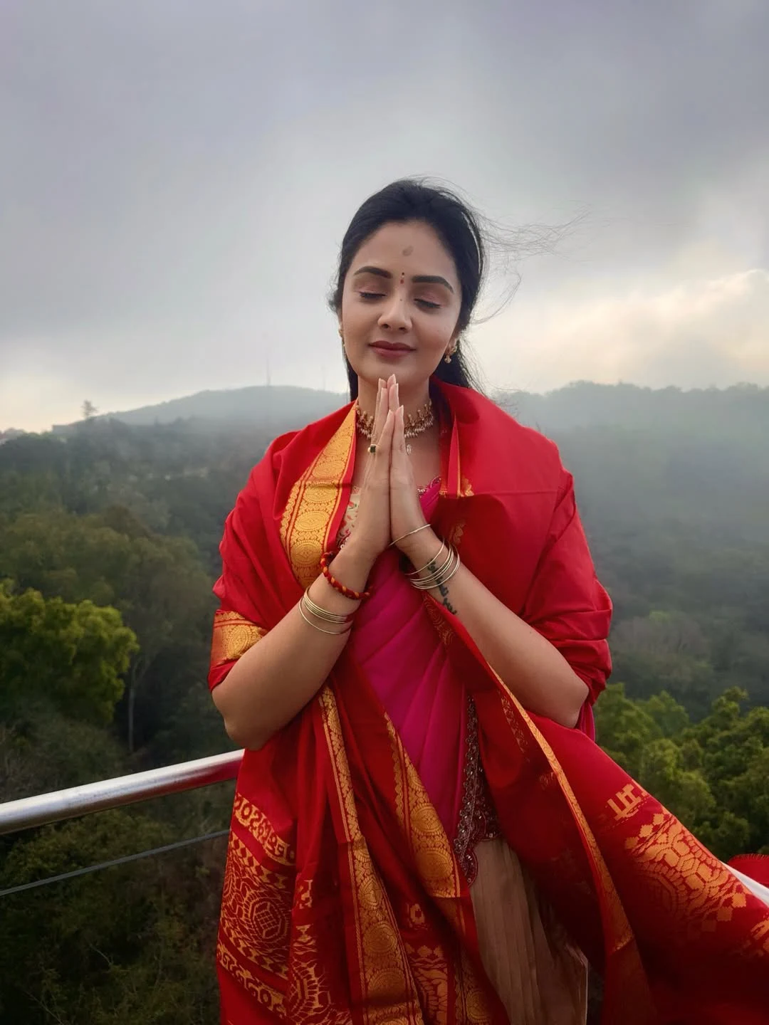 Anchor Sreemukhi Visits Tirumala Temple with Family