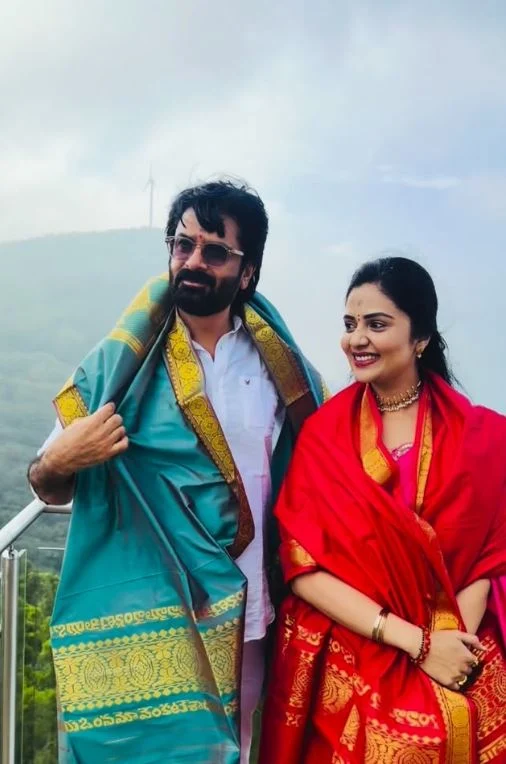 Anchor Sreemukhi Visits Tirumala Temple with Family