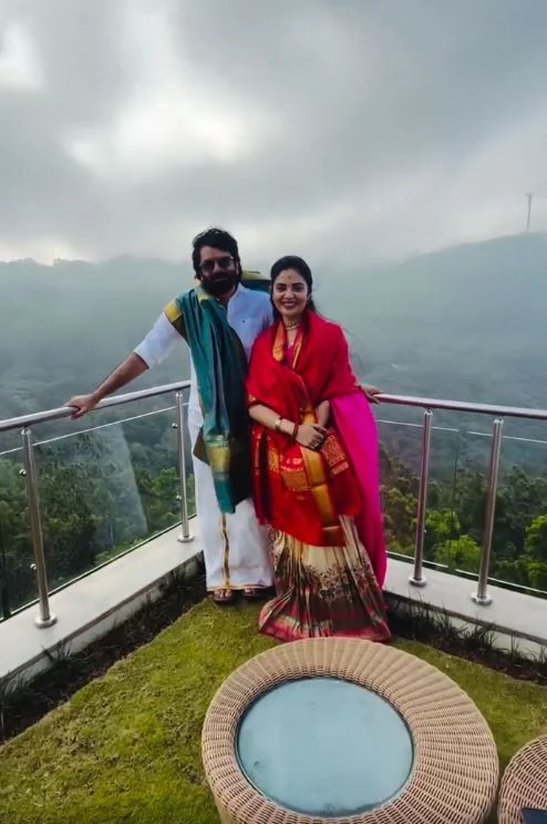 Anchor Sreemukhi Visits Tirumala Temple with Family