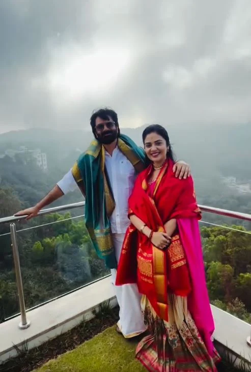 Anchor Sreemukhi Visits Tirumala Temple with Family
