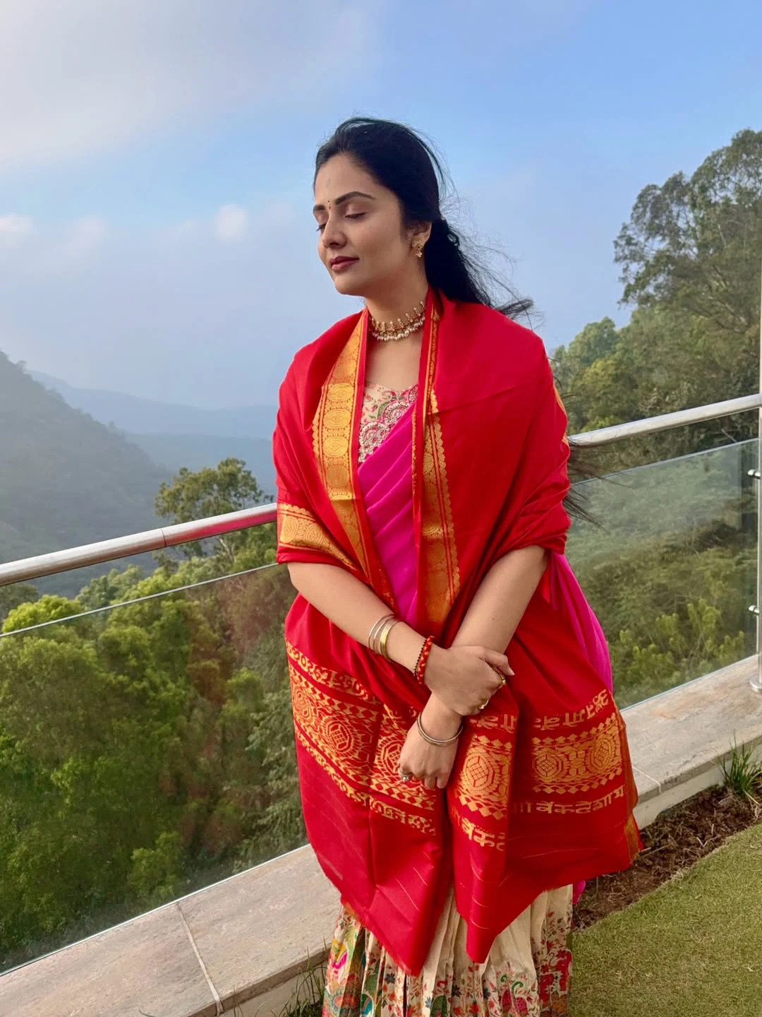 Anchor Sreemukhi Visits Tirumala Temple with Family
